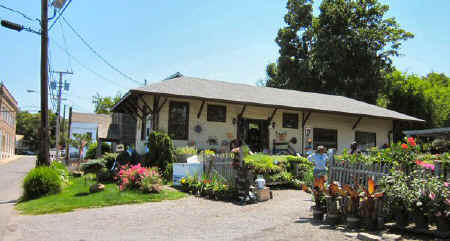 Sag-Harbor-Express-House_viewE_7-15-15_Morrison.jpg (69433 bytes)